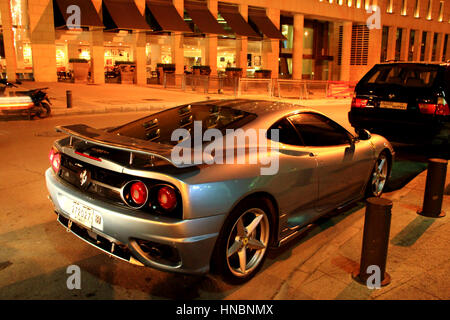 La reconstruction de Beyrouth et la culture rennaisasane ont attiré un nombre croissant de touristes étrangers, comme en témoigne la plaque d'immatriculation koweïtiens sur th Banque D'Images
