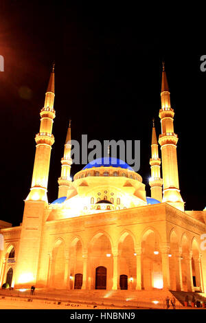 La mosquée Al Amin bien éclairé la nuit à Beyrouth, Liban. Banque D'Images