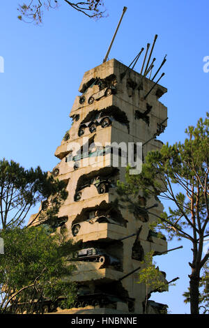 Un monument situé à Beyrouth, Liban, les chars, l'artillerie et de transport de personnel dans un revêtement de ciment présenté par la France à la fin de la guerre civile. Banque D'Images