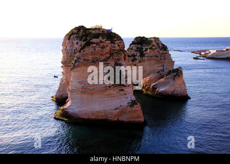 Beyrouth, dans le Pigeon Rocks islands vue du rivage contre la mer Méditerranée est le coucher du soleil. Banque D'Images