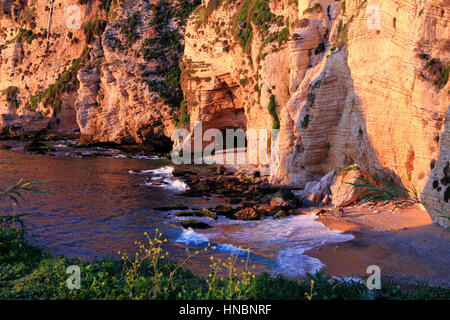 Les falaises rocheuses du littoral méditerranéen de Beyrouth, Liban. Banque D'Images