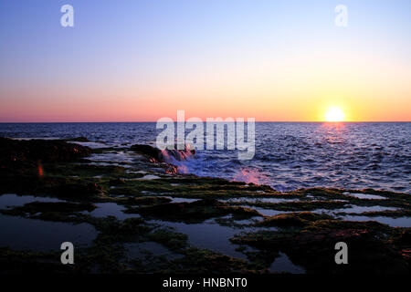 Coucher du soleil sur les rocheuses canadiennes de Beyrouth, Liban littoral méditerranéen. Banque D'Images