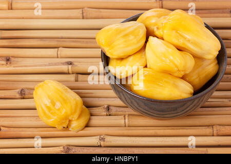 Tropical fruit du jacquier (jakfruit, jack, jak) dans un bol sur le bambou. Selective focus Banque D'Images