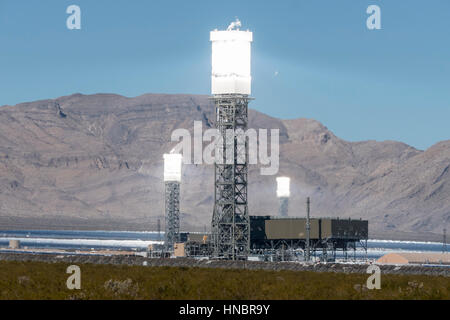 Ivanpah, California, USA - 26 novembre 2014 : l'accent maquillage produisant une chaleur intense miroite à l'énorme 392 mégawatts Ivanpah solar power plant. Banque D'Images