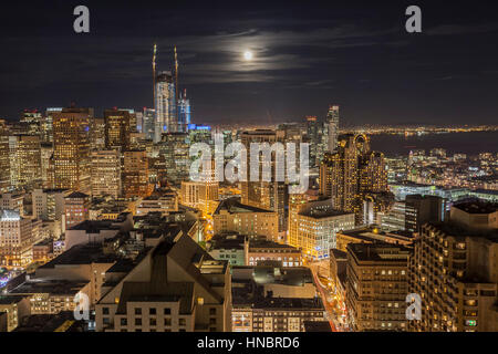 San Francisco, Californie, USA - 13 janvier 2017 : le centre-ville de nuit avec vue sur la lune qui s'élève au-dessus de la baie de San Francisco. Banque D'Images