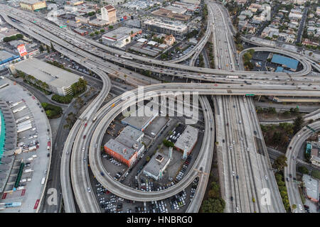 Los Angeles, Californie, USA - 21 juillet 2016 : Le crépuscule de l'antenne et le port de Santa Monica 10 110 échangeur autoroutier près du centre-ville de Los Angeles. Banque D'Images