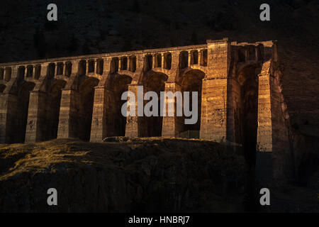 Diga del Gleno barrage abandonné sur les montagnes de l'Italie Banque D'Images