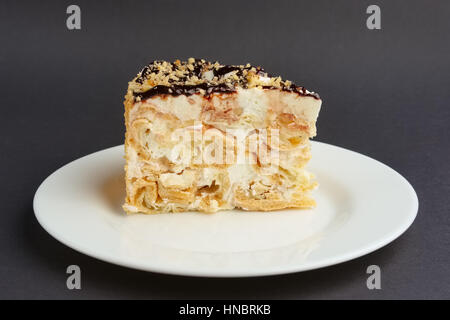 Napoléon gâteau en couches sur la plaque à l'horloge. Banque D'Images