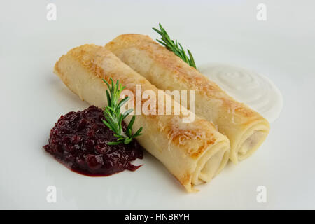 Rouleau de viande crêpes de sauce sur fond blanc Banque D'Images