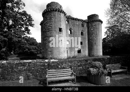 Vue d'été ou les ruines de Nunney Castle, Nunney village, comté de Somerset, England, UK Banque D'Images