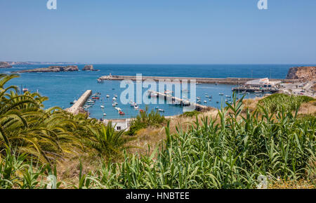 Portugal, Algarve, Porto da Baleeira Sagres, vue sur le port de pêche de Sagres Banque D'Images