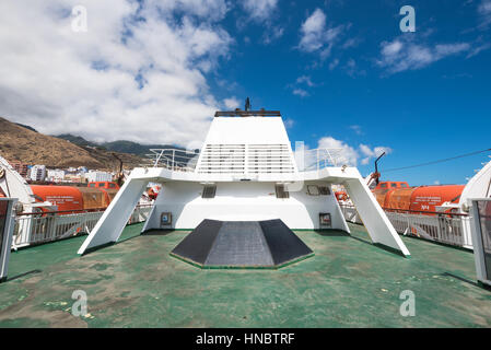 La Palma, Espagne - 11 septembre 2016 : pont principal de ferry de armas liner. Bateaux de la vie sont suspendus à partir du pont à La Palma, Espagne. Banque D'Images