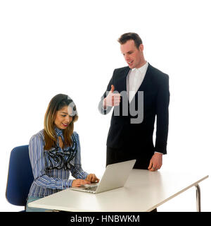 Secrétaire avec laptop et patron semblent heureux avec le résultat dans studio contre fond blanc et elle est cheering Banque D'Images