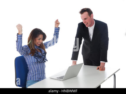 Secrétaire avec laptop et patron semblent heureux avec le résultat dans studio contre fond blanc et elle est cheering Banque D'Images