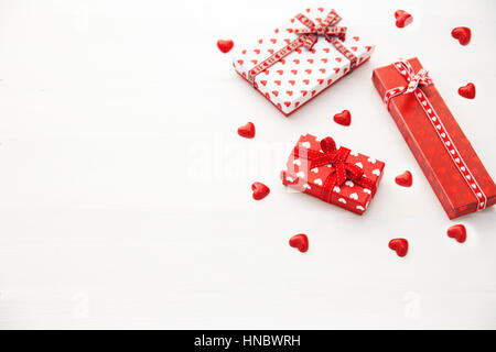 Saint Valentin cadeaux et chocolats en forme de coeur Banque D'Images