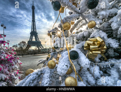 Tour Eiffel et décorées d'arbres de Noël, Paris, France Banque D'Images