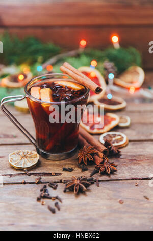 Verre de vin chaud et d'ingrédients Banque D'Images