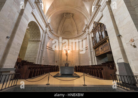 Santo Domingo de Silos, Espagne - 11 octobre 2016 : Intérieur de l'église dans l'ancien monastère de Santo Domingo de Silos, Burgos, Espagne. Banque D'Images