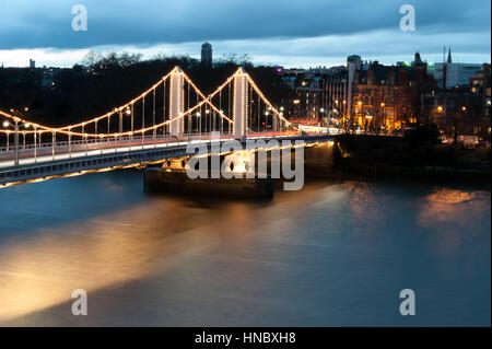 Chelsea Bridge illuminé la nuit, Londres, Angleterre, Royaume-Uni Banque D'Images