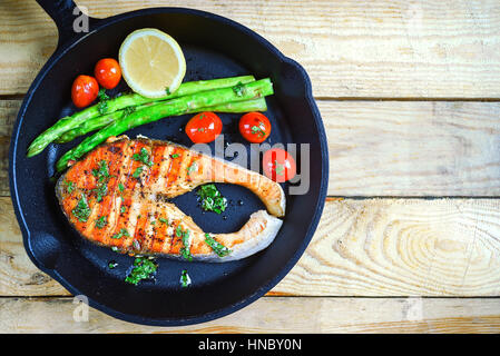 Saumon grillé avec tomates et asperges Banque D'Images
