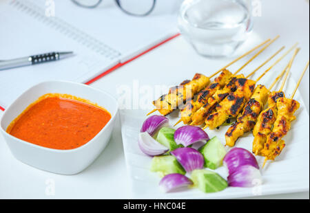 Satay de poulet, sauce aux arachides Banque D'Images