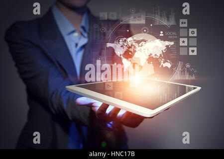 Tablet pc dans la main de personne d'affaires et financier, l'interface graphique Banque D'Images