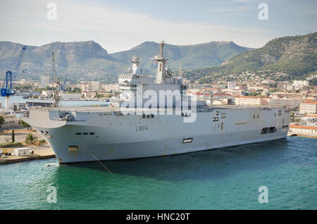 Toulon, France - 16 août 2013 : le port de la base de la Marine de Toulon, porte-avions bateau amarré le 16 août 2013 à Toulon, France. Banque D'Images