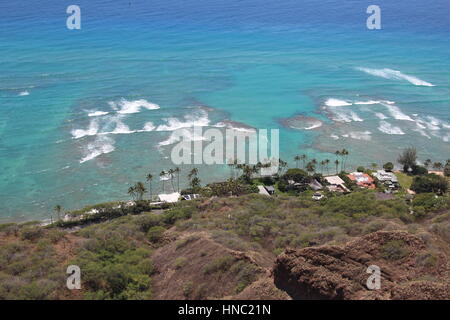 Un regard depuis le sommet de Diamond head mountain à Honolulu, montrant l'océan Pacifique et les magnifiques plages d'Hawaï Banque D'Images