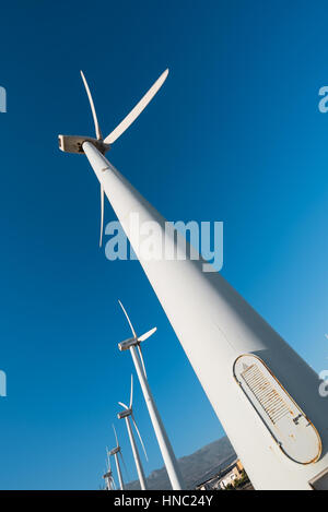 Tenerife, Espagne - 1 janvier 2016 : Moulin à Vent éoliennes produisant de l'électricité sur une journée ensoleillée sur le 1 er janvier 2016 dans le sud de Tenerife, Canaries, Espagne. Banque D'Images