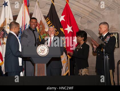 Le Vice-président américain Mike Pence est présenté un buste de cadets Cadet par Christian Nattiel, le premier Afro-américain l'USMA Boursier Rhodes et le Major à la retraite Pat Locke, la première femme diplômée de l'USMA afro-américaines au cours de Flipper Dîner à l'Académie militaire des États-Unis, le 9 février 2017 à West Point, New York. Le dîner est organisé pour commémorer la vie d'Henry O. Flipper, le premier Afro-Américain diplômé de West Point. Banque D'Images