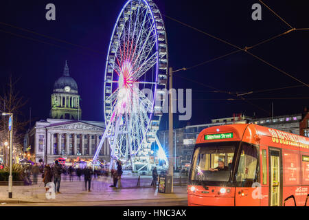 Nottingham, Royaume-Uni. 10 février 2017. La nuit lumière de Nottingham célèbre son 10e anniversaire avec des spectacles de lumière dans tout le centre-ville. Le château de Nottingham sera éclairé, la grande roue de l'ancienne place du marché, et beaucoup plus d'attractions tout au long de la nuit. Crédit : Ian Francis/Alay Live News Banque D'Images