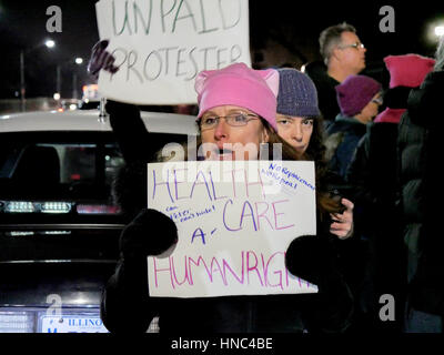 River Forest, Illinois USA. 10 février 2017. Les manifestants protester à l'extérieur de l'ordre du Président de l'emporter sur un événement de collecte de fonds pour l'Illinois 6ème arrondissement Membre du Congrès républicain Peter Roskam sur Madison Street dans cette banlieue ouest de Chicago. Bien que la forêt et la rivière Oak Park voisins ne sont pas dans le 6ème arrondissement, la collecte de fonds était organisée par les organisations républicaines des deux communautés démocratiques principalement. Credit : Todd Bannor/Alamy Live News Banque D'Images