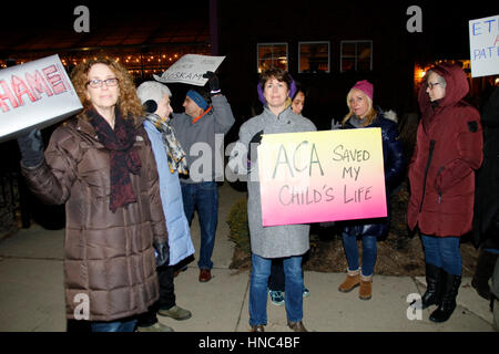 River Forest, Illinois USA. 10 février 2017. Les manifestants protester à l'extérieur de l'ordre du Président de l'emporter sur un événement de collecte de fonds pour l'Illinois 6ème arrondissement Membre du Congrès républicain Peter Roskam sur Madison Street dans cette banlieue ouest de Chicago. Bien que la forêt et la rivière Oak Park voisins ne sont pas dans le 6ème arrondissement, la collecte de fonds était organisée par les organisations républicaines des deux communautés démocratiques principalement. Credit : Todd Bannor/Alamy Live News Banque D'Images