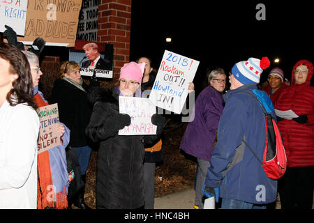 River Forest, Illinois USA. 10 février 2017. Les manifestants protester à l'extérieur de l'ordre du Président de l'emporter sur un événement de collecte de fonds pour l'Illinois 6ème arrondissement Membre du Congrès républicain Peter Roskam sur Madison Street dans cette banlieue ouest de Chicago. Bien que la forêt et la rivière Oak Park voisins ne sont pas dans le 6ème arrondissement, la collecte de fonds était organisée par les organisations républicaines des deux communautés démocratiques principalement. Credit : Todd Bannor/Alamy Live News Banque D'Images