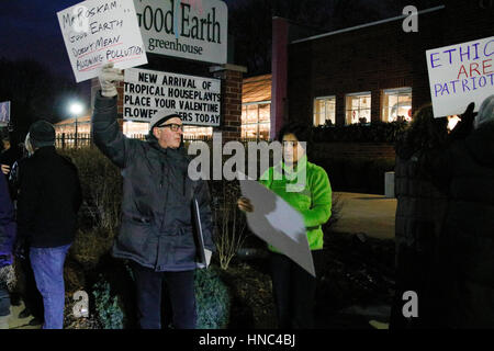 River Forest, Illinois USA. 10 février 2017. Les manifestants protester à l'extérieur de l'ordre du Président de l'emporter sur un événement de collecte de fonds pour l'Illinois 6ème arrondissement Membre du Congrès républicain Peter Roskam sur Madison Street dans cette banlieue ouest de Chicago. Bien que la forêt et la rivière Oak Park voisins ne sont pas dans le 6ème arrondissement, la collecte de fonds était organisée par les organisations républicaines des deux communautés démocratiques principalement. Credit : Todd Bannor/Alamy Live News Banque D'Images