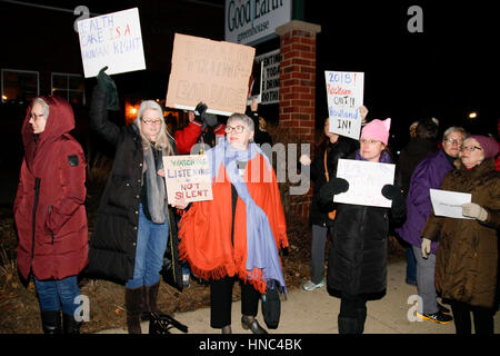 River Forest, Illinois USA. 10 février 2017. Les manifestants protester à l'extérieur de l'ordre du Président de l'emporter sur un événement de collecte de fonds pour l'Illinois 6ème arrondissement Membre du Congrès républicain Peter Roskam sur Madison Street dans cette banlieue ouest de Chicago. Bien que la forêt et la rivière Oak Park voisins ne sont pas dans le 6ème arrondissement, la collecte de fonds était organisée par les organisations républicaines des deux communautés démocratiques principalement. Credit : Todd Bannor/Alamy Live News Banque D'Images