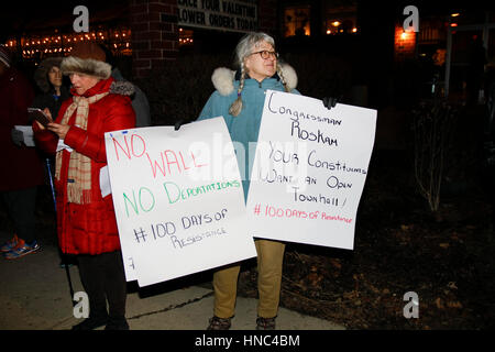 River Forest, Illinois USA. 10 février 2017. Les manifestants protester à l'extérieur de l'ordre du Président de l'emporter sur un événement de collecte de fonds pour l'Illinois 6ème arrondissement Membre du Congrès républicain Peter Roskam sur Madison Street dans cette banlieue ouest de Chicago. Bien que la forêt et la rivière Oak Park voisins ne sont pas dans le 6ème arrondissement, la collecte de fonds était organisée par les organisations républicaines des deux communautés démocratiques principalement. Credit : Todd Bannor/Alamy Live News Banque D'Images