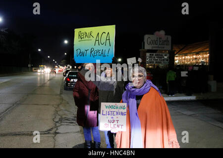 River Forest, Illinois USA. 10 février 2017. Les manifestants protester à l'extérieur de l'ordre du Président de l'emporter sur un événement de collecte de fonds pour l'Illinois 6ème arrondissement Membre du Congrès républicain Peter Roskam sur Madison Street dans cette banlieue ouest de Chicago. Bien que la forêt et la rivière Oak Park voisins ne sont pas dans le 6ème arrondissement, la collecte de fonds était organisée par les organisations républicaines des deux communautés démocratiques principalement. Credit : Todd Bannor/Alamy Live News Banque D'Images