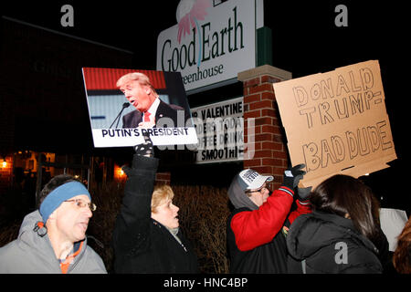 River Forest, Illinois USA. 10 février 2017. Les manifestants protester à l'extérieur de l'ordre du Président de l'emporter sur un événement de collecte de fonds pour l'Illinois 6ème arrondissement Membre du Congrès républicain Peter Roskam sur Madison Street dans cette banlieue ouest de Chicago. Bien que la forêt et la rivière Oak Park voisins ne sont pas dans le 6ème arrondissement, la collecte de fonds était organisée par les organisations républicaines des deux communautés démocratiques principalement. Credit : Todd Bannor/Alamy Live News Banque D'Images