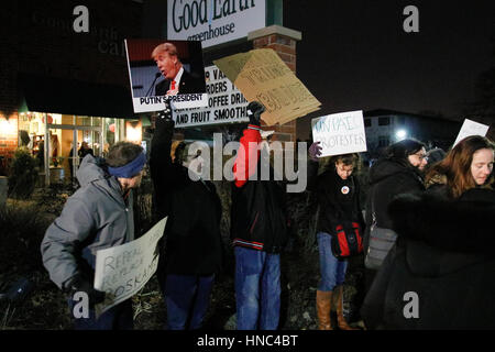 River Forest, Illinois USA. 10 février 2017. Les manifestants protester à l'extérieur de l'ordre du Président de l'emporter sur un événement de collecte de fonds pour l'Illinois 6ème arrondissement Membre du Congrès républicain Peter Roskam sur Madison Street dans cette banlieue ouest de Chicago. Bien que la forêt et la rivière Oak Park voisins ne sont pas dans le 6ème arrondissement, la collecte de fonds était organisée par les organisations républicaines des deux communautés démocratiques principalement. Credit : Todd Bannor/Alamy Live News Banque D'Images