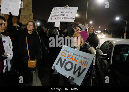 River Forest, Illinois USA. 10 février 2017. Les manifestants protester à l'extérieur de l'ordre du Président de l'emporter sur un événement de collecte de fonds pour l'Illinois 6ème arrondissement Membre du Congrès républicain Peter Roskam sur Madison Street dans cette banlieue ouest de Chicago. Bien que la forêt et la rivière Oak Park voisins ne sont pas dans le 6ème arrondissement, la collecte de fonds était organisée par les organisations républicaines des deux communautés démocratiques principalement. Credit : Todd Bannor/Alamy Live News Banque D'Images