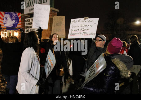 River Forest, Illinois USA. 10 février 2017. Les manifestants protester à l'extérieur de l'ordre du Président de l'emporter sur un événement de collecte de fonds pour l'Illinois 6ème arrondissement Membre du Congrès républicain Peter Roskam sur Madison Street dans cette banlieue ouest de Chicago. Bien que la forêt et la rivière Oak Park voisins ne sont pas dans le 6ème arrondissement, la collecte de fonds était organisée par les organisations républicaines des deux communautés démocratiques principalement. Credit : Todd Bannor/Alamy Live News Banque D'Images