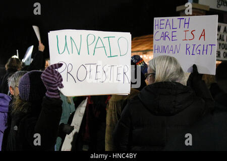 River Forest, Illinois USA. 10 février 2017. Les manifestants protester à l'extérieur de l'ordre du Président de l'emporter sur un événement de collecte de fonds pour l'Illinois 6ème arrondissement Membre du Congrès républicain Peter Roskam sur Madison Street dans cette banlieue ouest de Chicago. Bien que la forêt et la rivière Oak Park voisins ne sont pas dans le 6ème arrondissement, la collecte de fonds était organisée par les organisations républicaines des deux communautés démocratiques principalement. Credit : Todd Bannor/Alamy Live News Banque D'Images