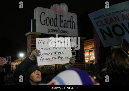 River Forest, Illinois USA. 10 février 2017. Les manifestants protester à l'extérieur de l'ordre du Président de l'emporter sur un événement de collecte de fonds pour l'Illinois 6ème arrondissement Membre du Congrès républicain Peter Roskam sur Madison Street dans cette banlieue ouest de Chicago. Bien que la forêt et la rivière Oak Park voisins ne sont pas dans le 6ème arrondissement, la collecte de fonds était organisée par les organisations républicaines des deux communautés démocratiques principalement. Credit : Todd Bannor/Alamy Live News Banque D'Images