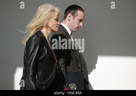 Conseiller du Président Kellyanne Conway (L) et de la Maison Blanche de conseiller principal du président de la politique Stephen Miller marcher dans la colonnade de l'Aile Ouest à la suite d'une réunion bilatérale entre le président américain Donald Trump et le Premier Ministre japonais Shinz Banque D'Images