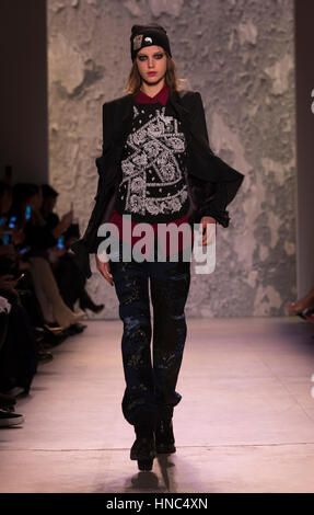 New York, USA. 10 février 2017. Model pour Nicole Miller collection durant l'automne 2017 New York Fashion Week à Clarkson Square Crédit : lev radin/Alamy Live News Banque D'Images