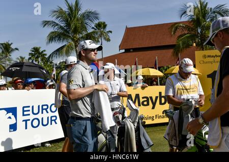 Kuala Lumpur, Malaisie. Feb 11, 2017. Bernd WIESBERGER(L, Autriche), David Lipsky(C, USA), se préparent pour un premier coup sur la 1e orifice pendant la troisième journée du Championnat du Portugal : Madère Malaisie au Saujana Golf Club le 11 février 2017 à Kuala Lumpur, Malaisie. Crédit : Chris Jung/ZUMA/Alamy Fil Live News Banque D'Images