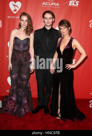 Los Angeles, CA - le 10 février : Roseanna Brown, Jonathan Brown, Alanna Brown, à la 59e GRAMMY Awards - Personne MusiCares de l'année hommage à Tom Petty, au centre de convention de Los Angeles en Californie le 10 février 2017. Banque D'Images
