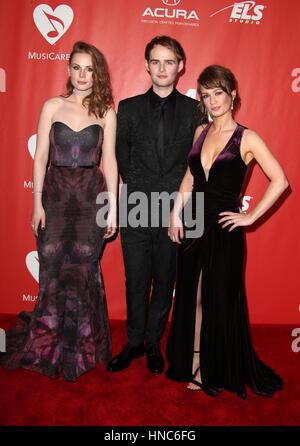 Los Angeles, CA - le 10 février : Roseanna Brown, Jonathan Brown, Alanna Brown, à la 59e GRAMMY Awards - Personne MusiCares de l'année hommage à Tom Petty, au centre de convention de Los Angeles en Californie le 10 février 2017. Banque D'Images