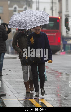 Wimbledon Londres, Royaume-Uni. Feb 11, 2017. Les piétons et les acheteurs dans le centre-ville de Wimbledon le brave la neige et le gel Crédit : amer ghazzal/Alamy Live News Banque D'Images